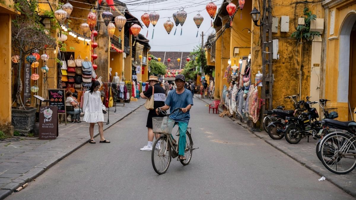 Explore Hoi An Ancient Town On Foot Or By Bicycle