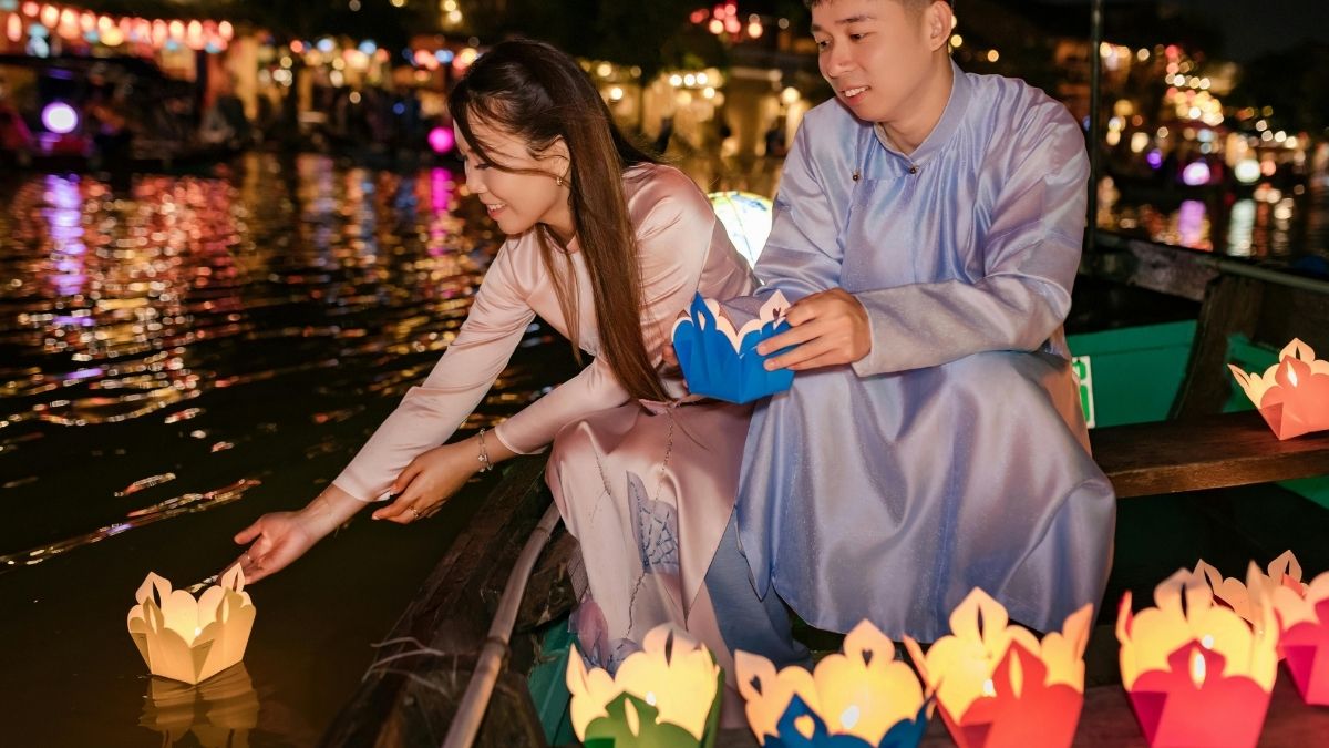 Watch The Hoi An Lantern Festival In The Evening