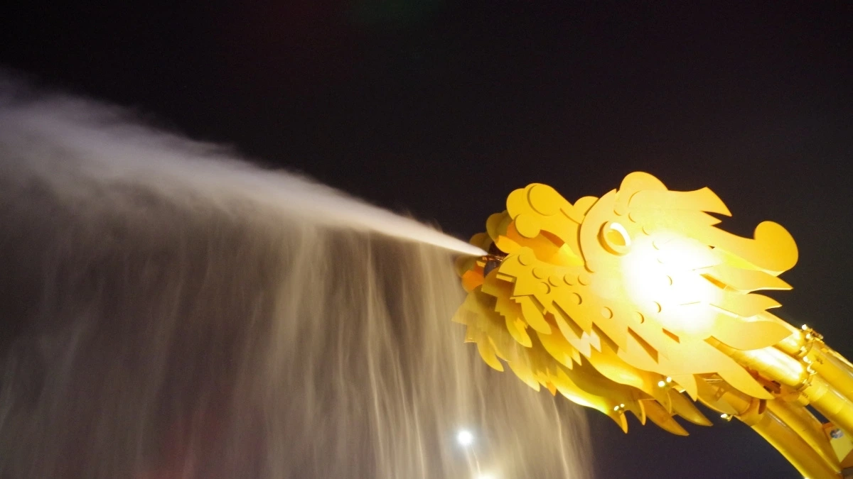 watch the dragon bridge fire and water show in da nang