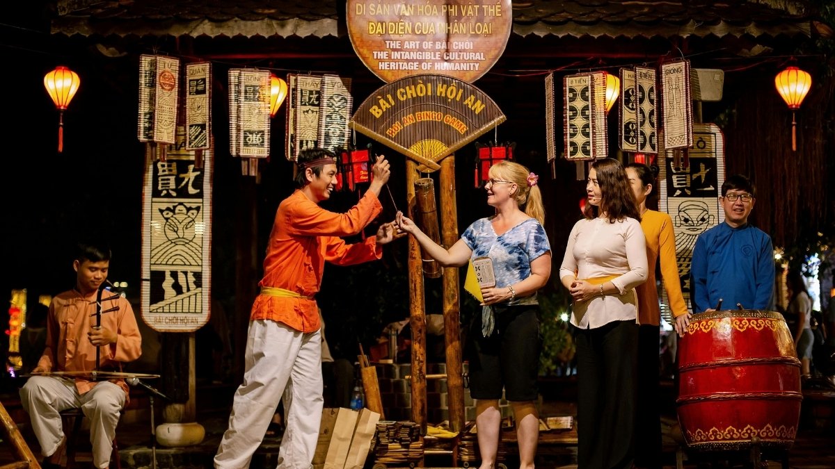traditional bai choi performance in hoi an