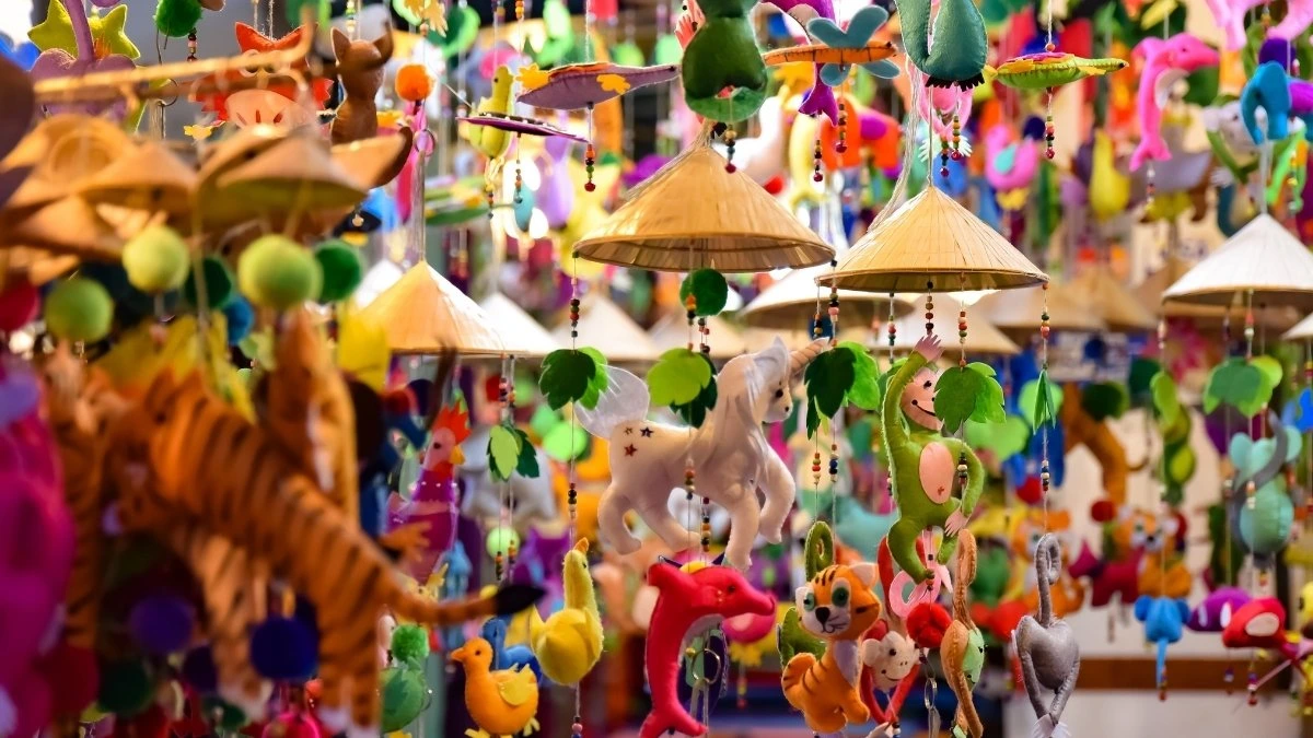 browse the hoi an night market